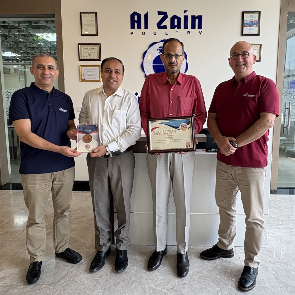 Al Zain Poultry accepts awards for Ross Broiler Executive Club