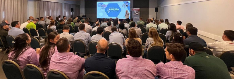 Speaker and crowd at Connection Aviagen Event