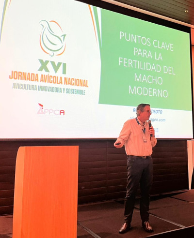 Rodrigo Cisoto speaks at XVI National Poultry Day in Costa Rica