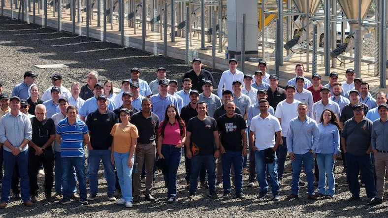 Aviagen aumenta capacidad de producción y recibe visita de clientes en su nueva granja de abuelos en Brasil