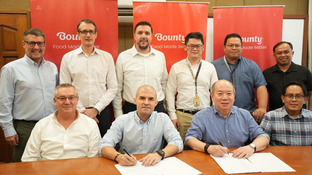 Aviagen and Bounty representatives signing agreement